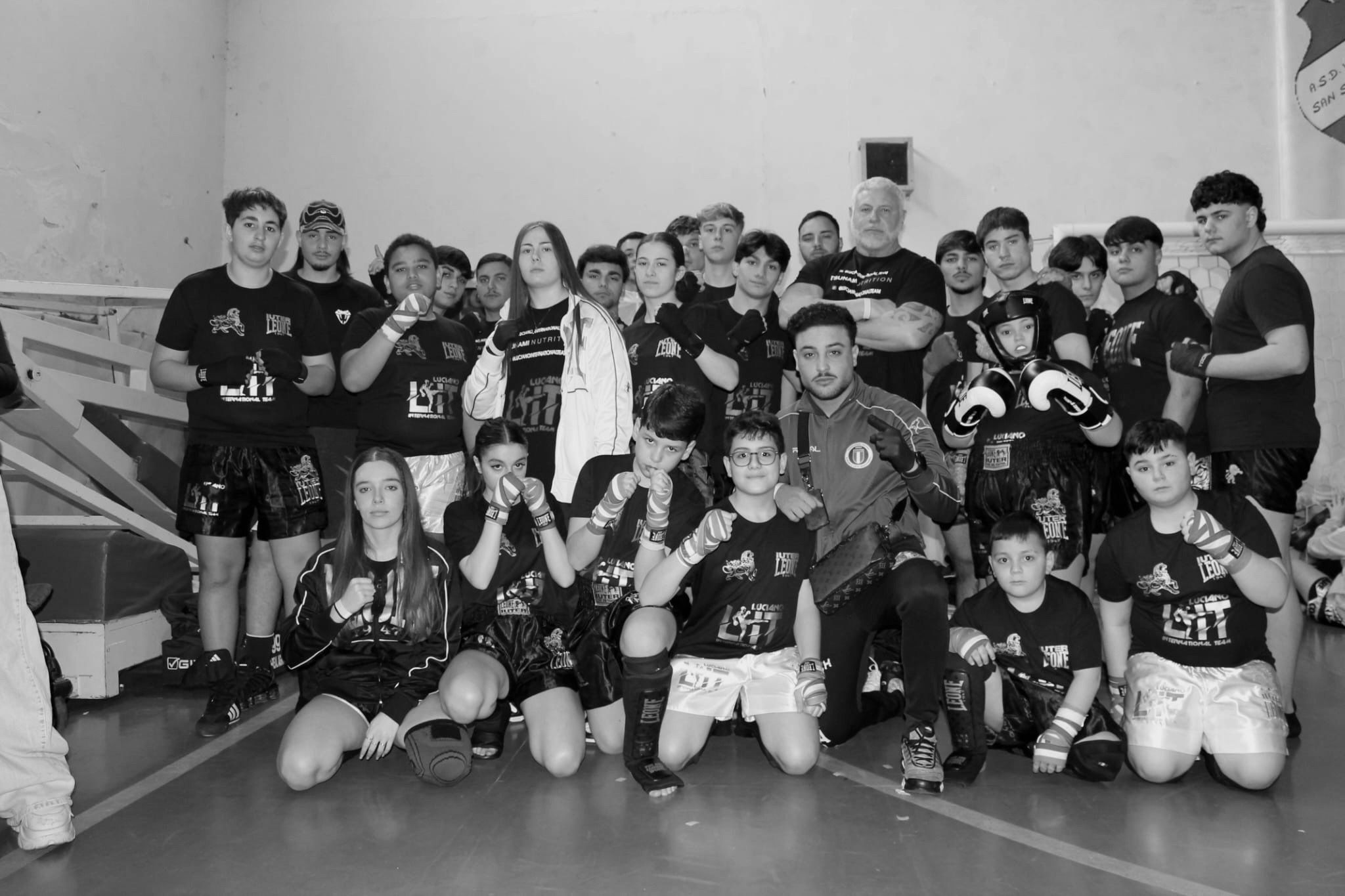 Il gruppo in allenamento per la difesa e disciplina